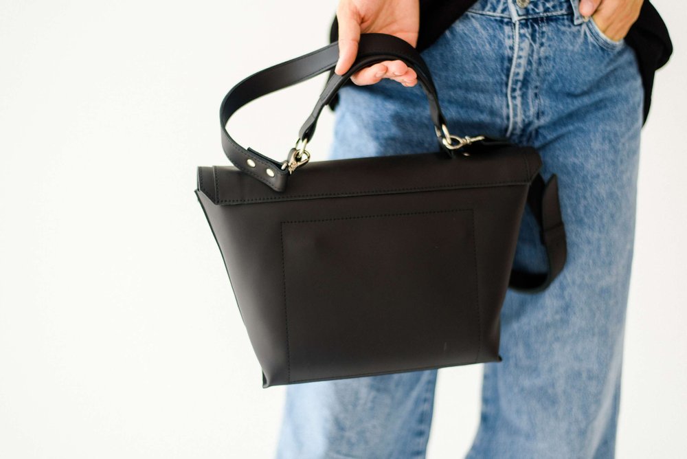 Стильна жіноча сумка незвичайної форми арт. Z003 ручної роботи з натуральної шкіри з легким матовим ефектом чорного кольору z003_black Boorbon