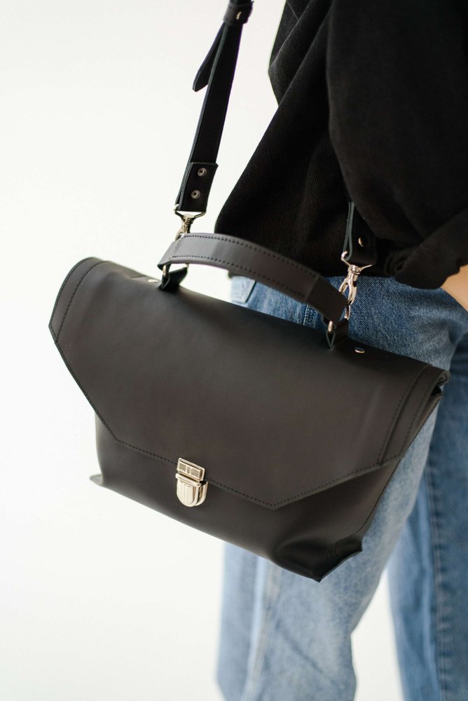 Стильна жіноча сумка незвичайної форми арт. Z003 ручної роботи з натуральної шкіри з легким матовим ефектом чорного кольору z003_black Boorbon