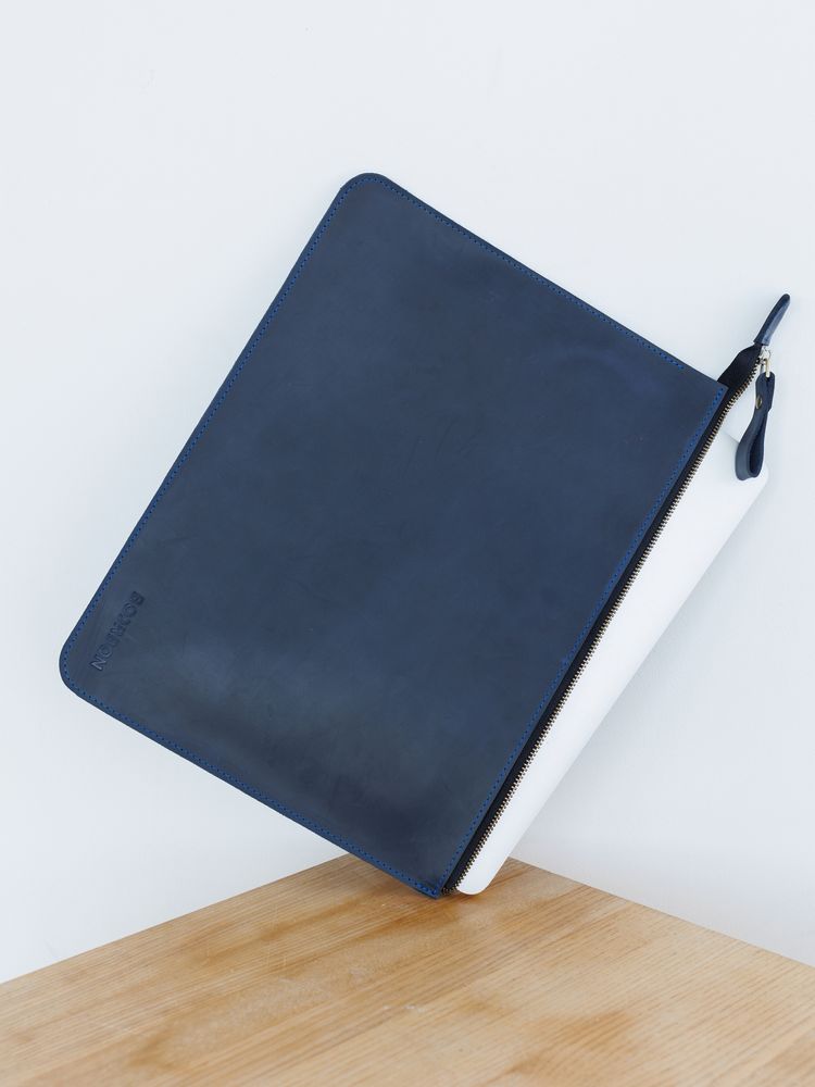 Чехол для MacBook ручной работы арт. Alfred из натуральной винтажной кожи синего цвета Alfred_blue Boorbon
