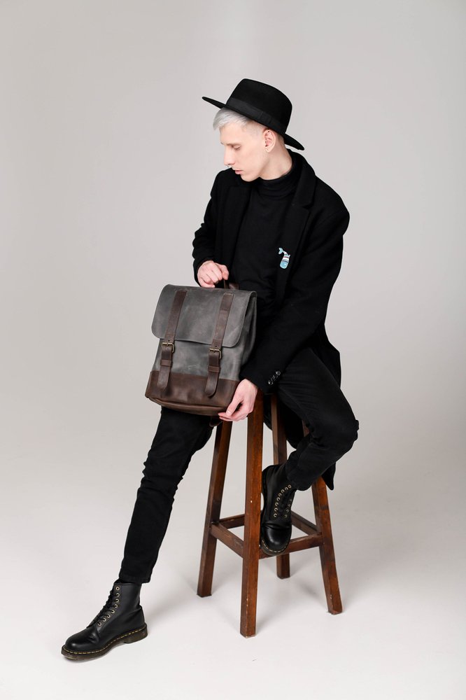 Универсальный мужской рюкзак ручной работы арт. 507 из натуральной винтажной кожи темно-серого цвета 507_grey_crazy Boorbon