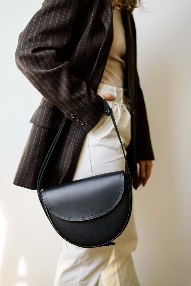 Елегантна жіноча сумка арт. 631 із натуральної шкіри із легким матовим ефектом чорного кольору  631_black Boorbon