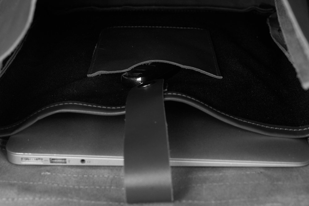 Місткий чоловічий міський рюкзак ручної роботи арт. 501 з натуральної  напівматової шкіри коньячного кольору 501_black_crz Boorbon