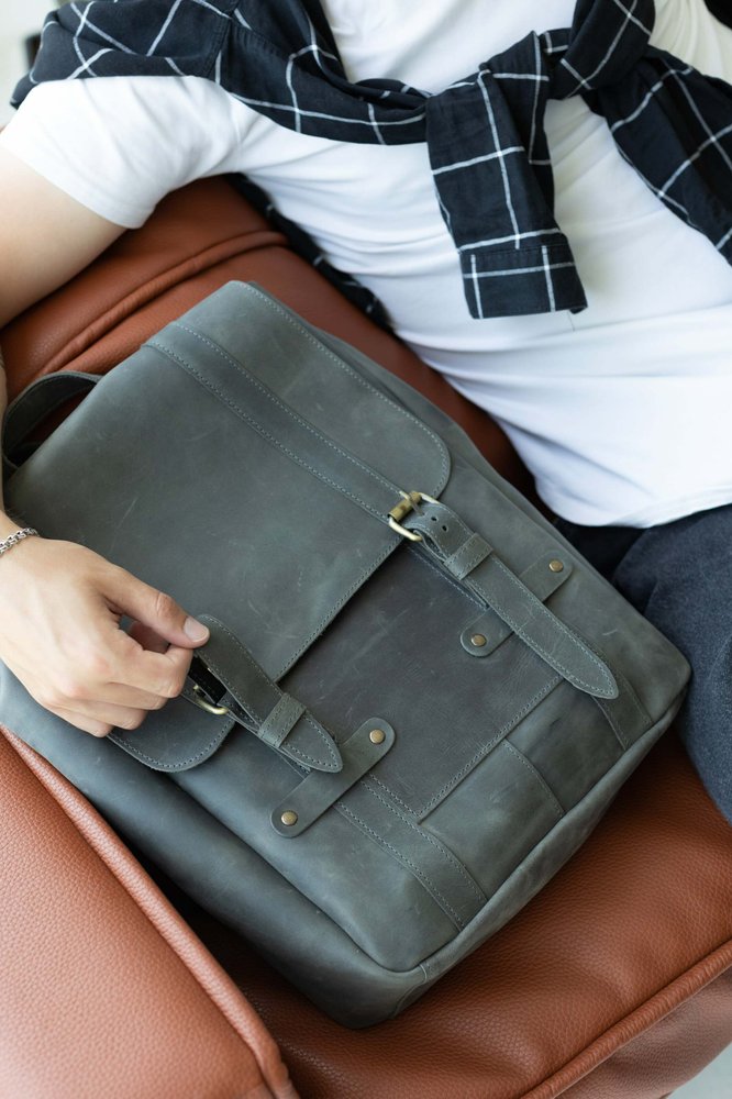 Місткий чоловічий міський рюкзак ручної роботи арт. 501 з натуральної вінтажної шкіри темно-сірого кольору 501_black_crz Boorbon