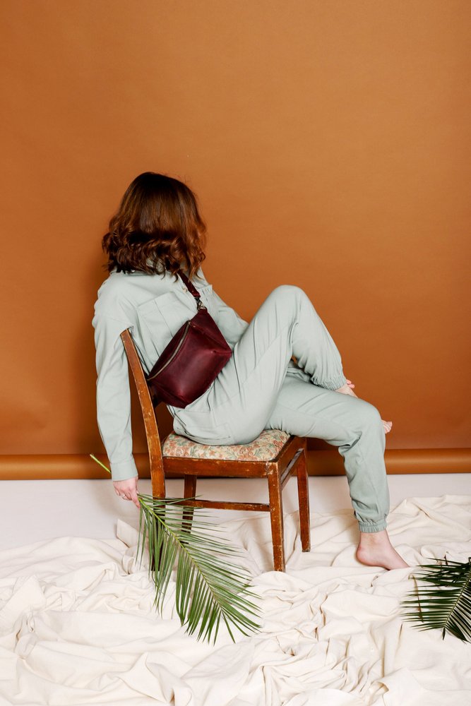 Женская сумка бананка на пояс или через плечо арт. 637 ручной работы из натуральной винтажной кожи бордового цвета 637_сap Boorbon