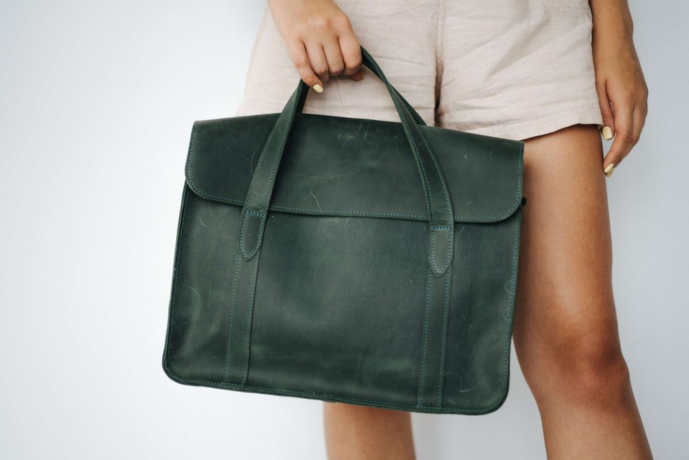 Минималистичная деловая сумка арт. Clint ручной работы из натуральной винтажной кожи зеленого цвета Clint_green Boorbon