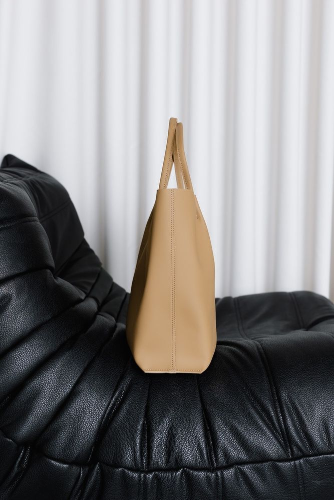 Объемная сумка шоппер арт. Sierra L цвета капучино из натуральной кожи с легким глянцевым эффектом Sierra_cappuccino_kaiser Boorbon