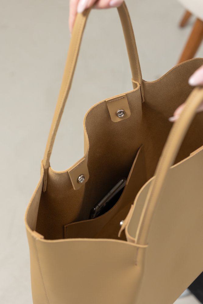Об'ємна сумка шоппер арт. Sierra L кольору капучино із натуральної шкіри з легким глянцевим ефектом Sierra_cappuccino_kaiser Boorbon