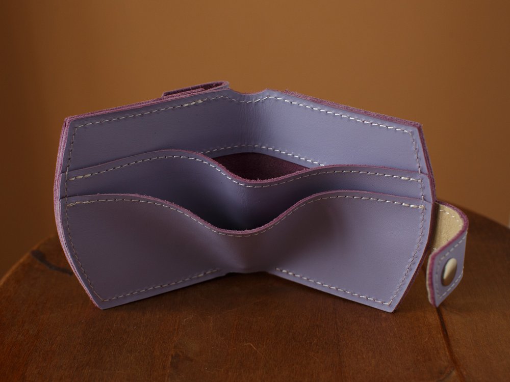 Мініатюрний гаманець ручної роботи арт. 107 лавандового кольору з натуральної шкіри з легким глянцевим  ефектом 107_fist Boorbon