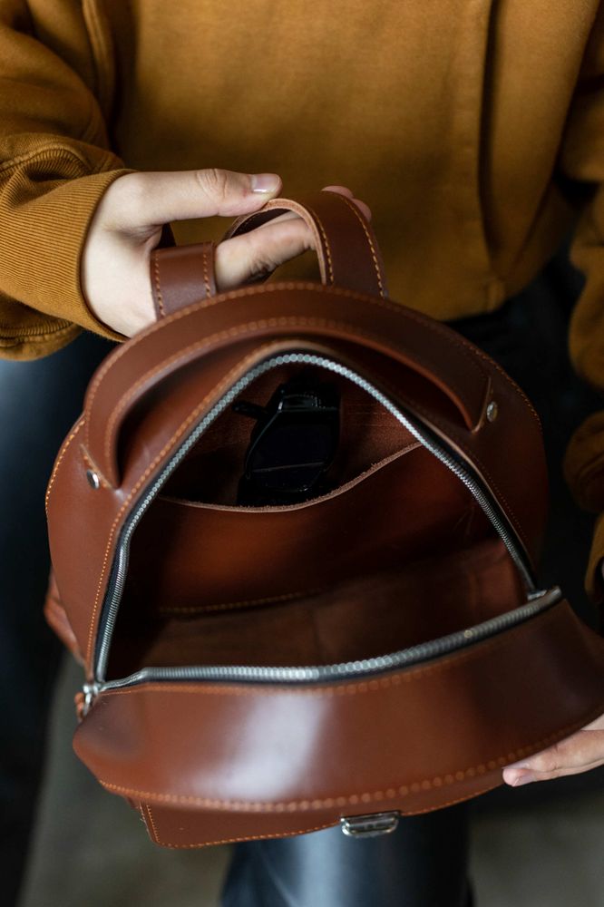 Женский мини-рюкзак ручной работы арт.520 из натуральной кожи с легким матовым эффектом коньячного цвета  520_khaki Boorbon