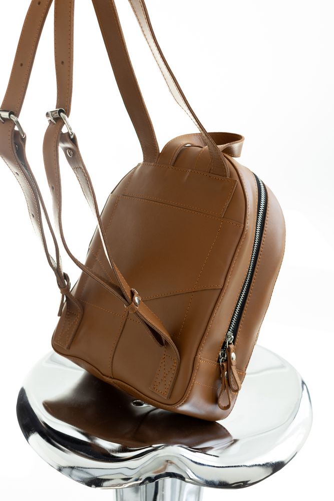 Стильный женский мини-рюкзак ручной работы арт. 519 коньячного цвета из натуральной кожи с легким матовым эффектом 519_black_savage Boorbon