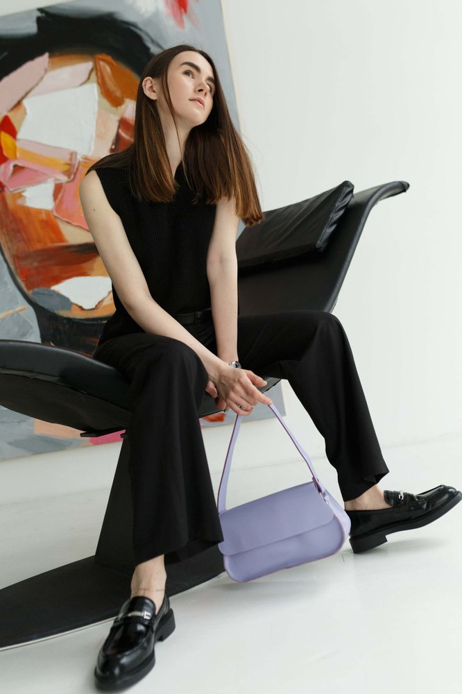 Жіноча сумка багет арт. 651 ручної роботи з натуральної шкіри лавандового кольору з легким глянцевим ефектом 651_brd Boorbon