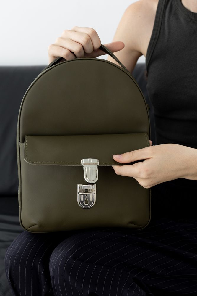 Женский мини-рюкзак ручной работы арт.520 из натуральной кожи с легким матовым эффектом цвета хаки 520_khaki Boorbon