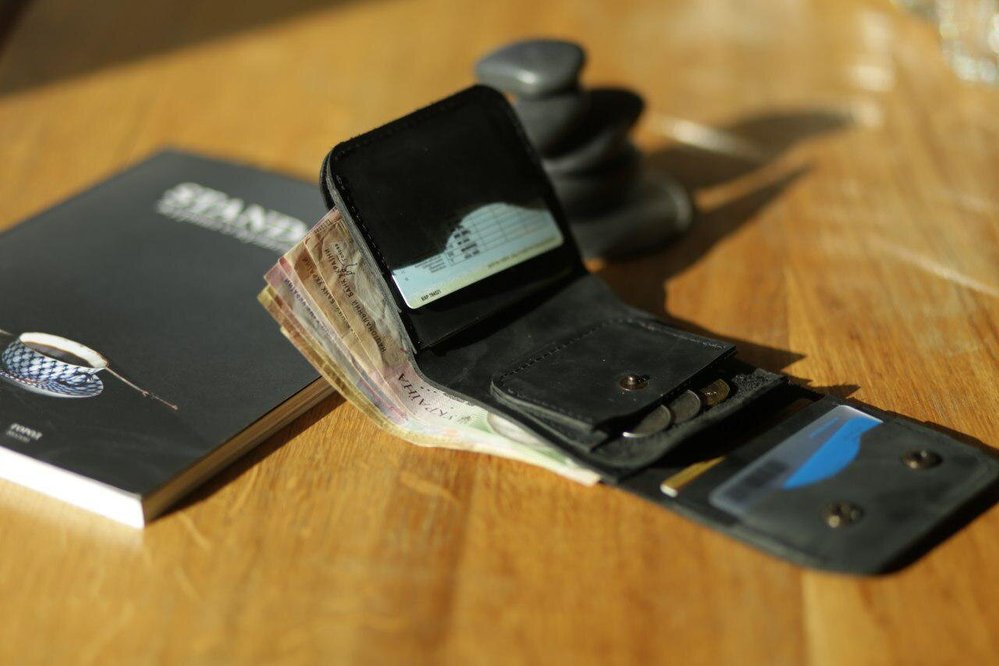 Чоловічий гаманець на кнопці ручної роботи арт. 104 чорного кольору з натуральної вінтажної шкіри