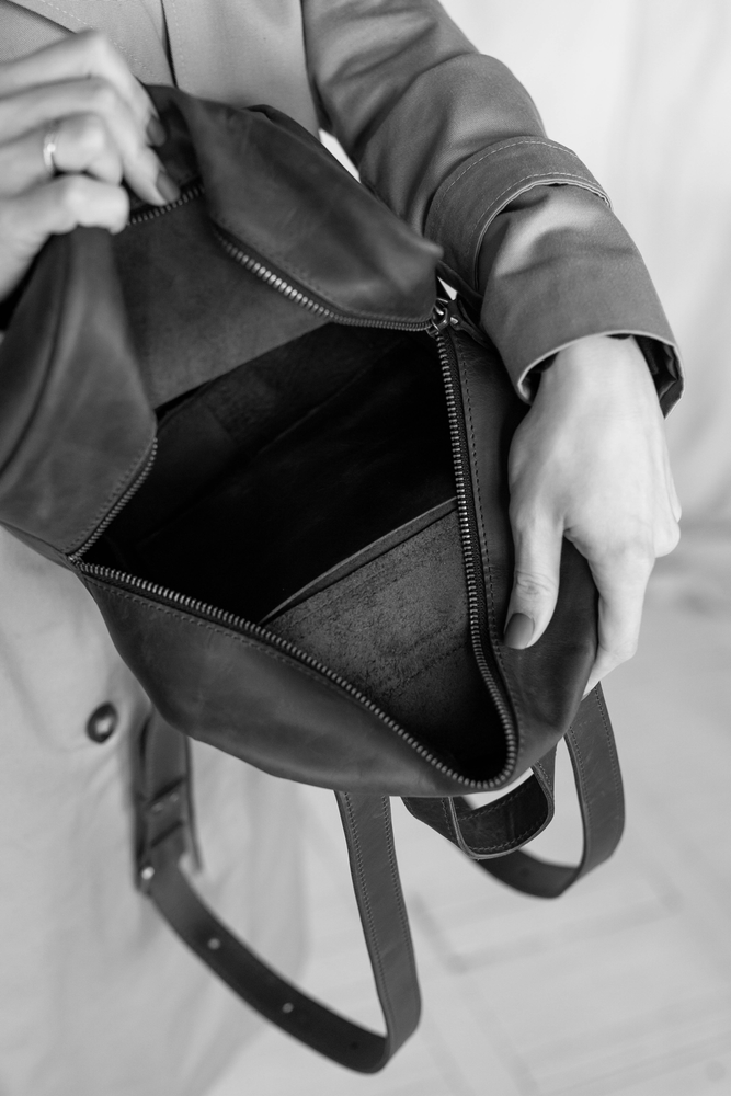 Стильный женский мини-рюкзак ручной работы арт. 519 белого цвета из натуральной кожи с легким матовым эффектом 519_black_savage Boorbon