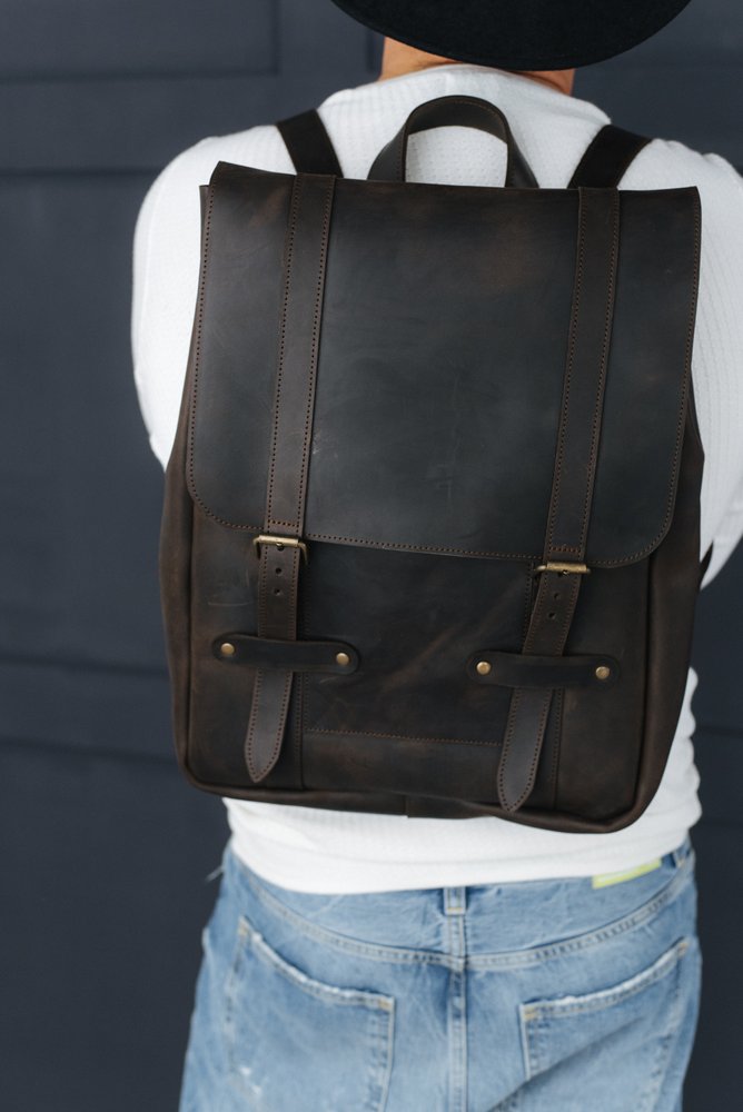 Місткий чоловічий міський рюкзак ручної роботи арт. 501 з натуральної вінтажної шкіри коричневого кольору 501_black_crz Boorbon