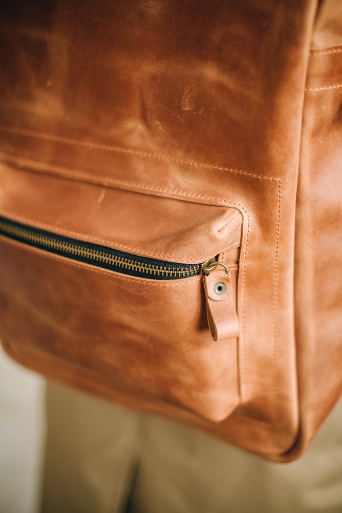 Мужской городской рюкзак ручной работы арт. 511 из натуральной винтажной кожи коньячного цвета 511_bordo Boorbon