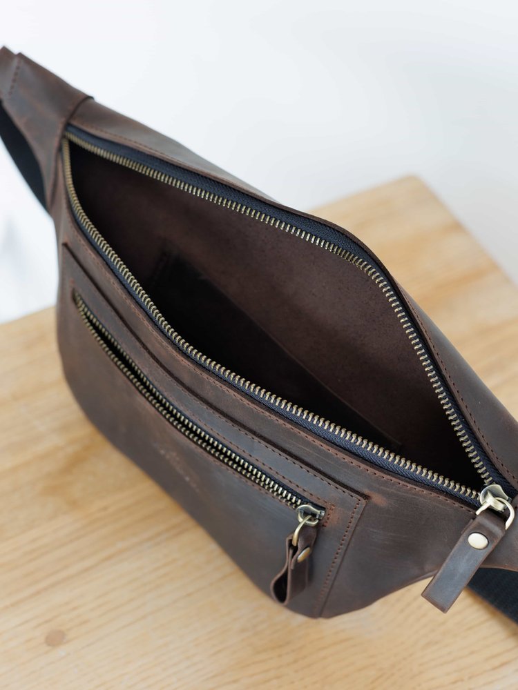 Удобная и практичная поясная сумка бананка арт. Attica из натуральной винтажной кожи коричневого цвета
