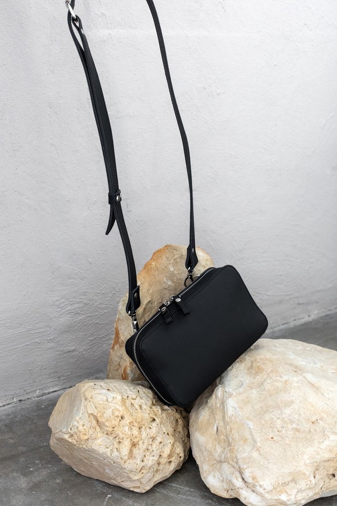 Жіноча сумка арт. 625 із натуральної шкіри із легким матовим ефектом чорного кольору 625_black Boorbon
