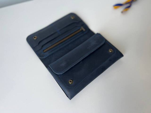 Вместительное женское портмоне на кнопках арт. 205 ручной работы из натуральной винтажной кожи синего цвета 205_cogn Boorbon