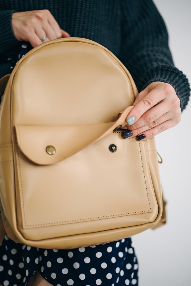 Стильний жіночий міні-рюкзак ручної роботи арт. 519 з натуральної шкіри з глянцевим ефектом кольору капучино 519_black_savage Boorbon