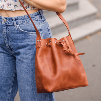 Женская сумка кисет арт. Bucket на затяжке ручной работы из винтажной натуральной кожи коньячного цвета