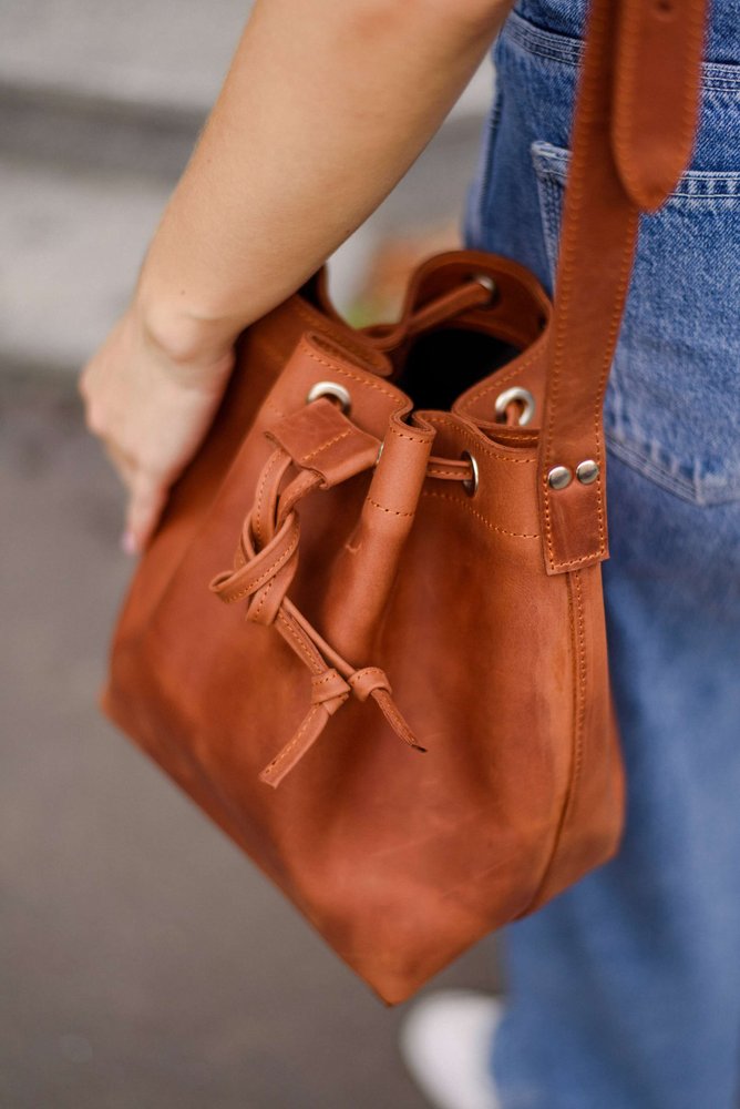 Женская сумка кисет арт. Bucket на затяжке ручной работы из винтажной натуральной кожи коньячного цвета bucket_cognk Boorbon