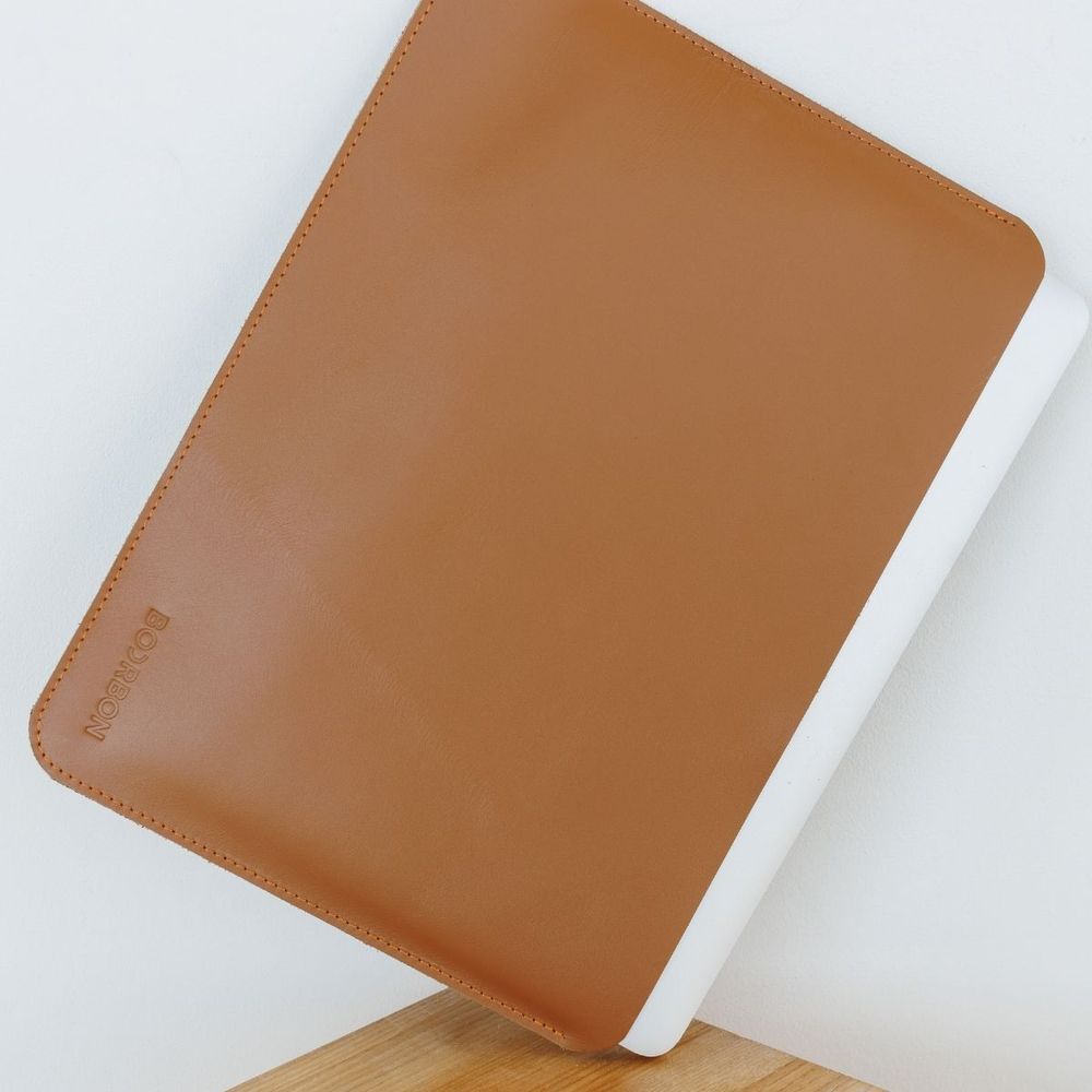 Чехол для MacBook ручной работы арт. Flick из натуральной полуматовой кожи коньячного цвета
