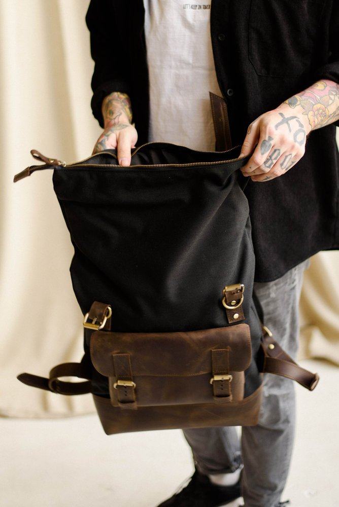 Функциональный мужской рюкзак ручной работы арт. Oksford из хлопка и натуральной винтажной кожи коричневого цвета