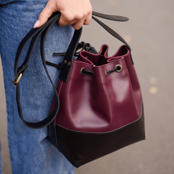 Женская сумка кисет арт. Bucket на затяжке ручной работы из натуральной кожи с легким глянцем черно-бордового цвета