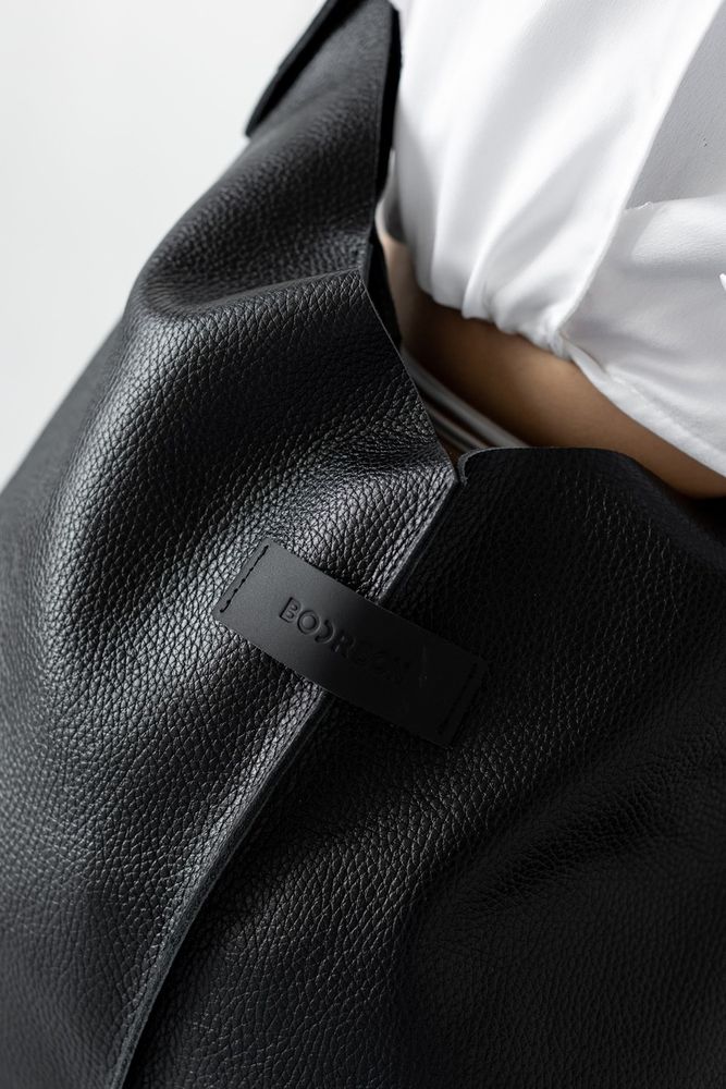 Містка жіноча сумка хобо арт. 606 M ручної роботи з натуральної фактурної шкіри чорного кольору 606_M_black_flotar Boorbon