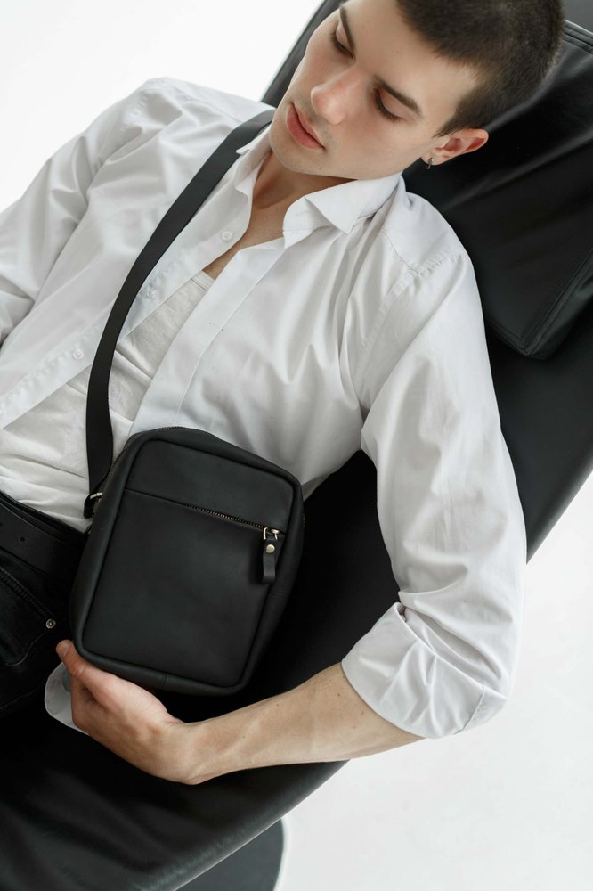 Практичная мужская сумка мессенджер через плечо арт. 619Еasy  ручной работы из натуральной винтажной кожи черного цвета 619еasy_black_savage Boorbon