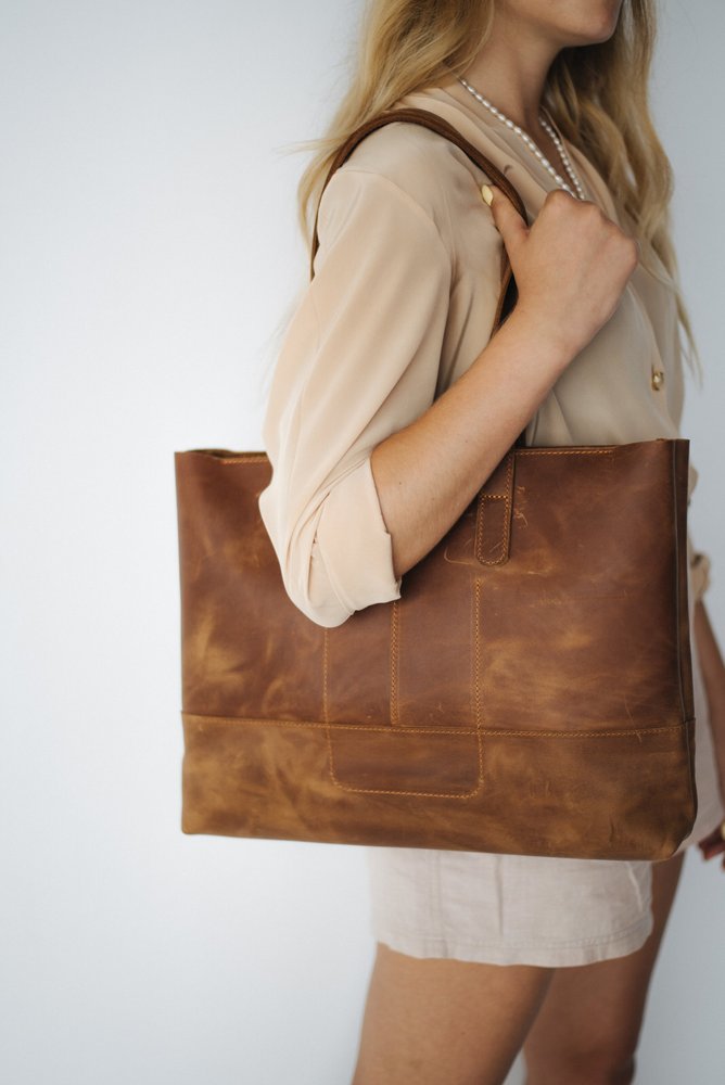 Містка жіноча сумка шоппер арт. 603i коньячного кольору з натуральної вінтажної шкіри 603i_black_crzhh Boorbon