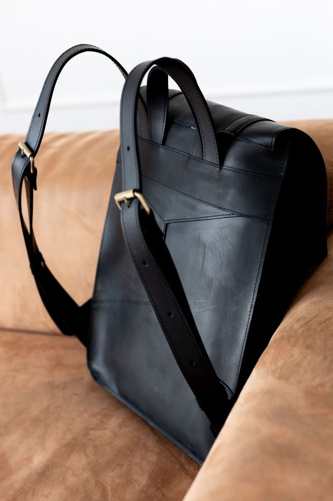 Місткий чоловічий міський рюкзак ручної роботи арт. 501 з натуральної вінтажної шкіри чорного кольору 501_black_crz Boorbon