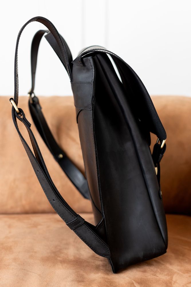 Місткий чоловічий міський рюкзак ручної роботи арт. 501 з натуральної вінтажної шкіри чорного кольору 501_black_crz Boorbon