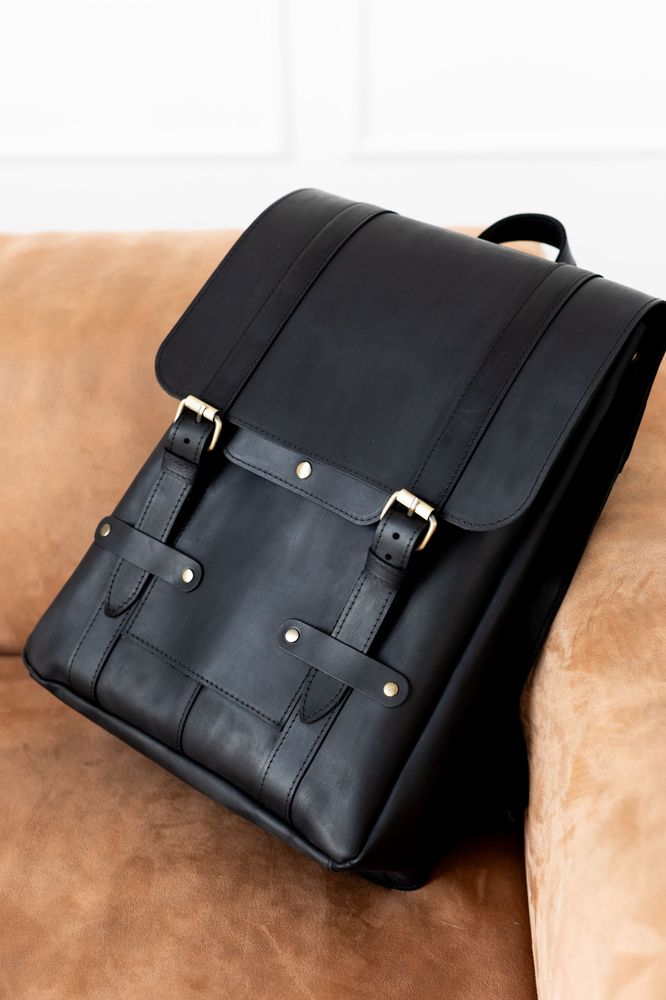Вместительный мужской городской рюкзак ручной работы арт. 501 из натуральной винтажной кожи черного цвета 501_black_crz Boorbon