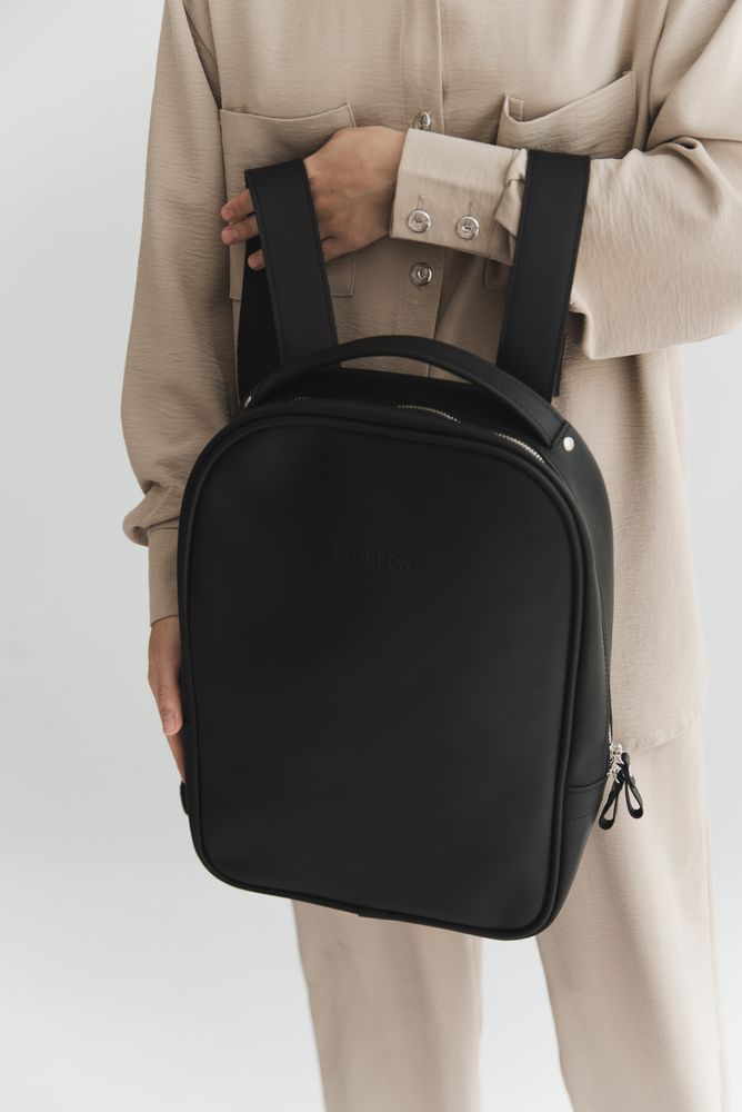 Стильный минималистичный рюкзак арт. Well ручной работы из натуральной полуматовой кожи черного цвета Well_khaki_krastt Boorbon