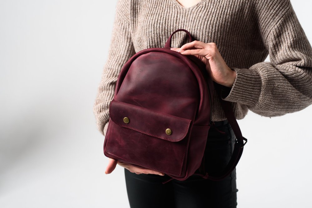 Стильный женский мини-рюкзак ручной работы арт. 519 бордового цвета из натуральной винтажной кожи