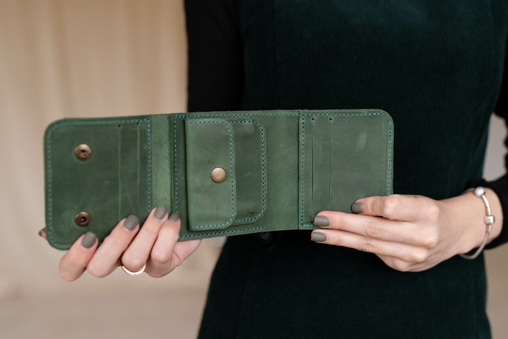Жіночий гаманець на кнопці ручної роботи арт. 104 зеленого кольору з натуральної вінтажної шкіри 104_bordo_crazy Boorbon