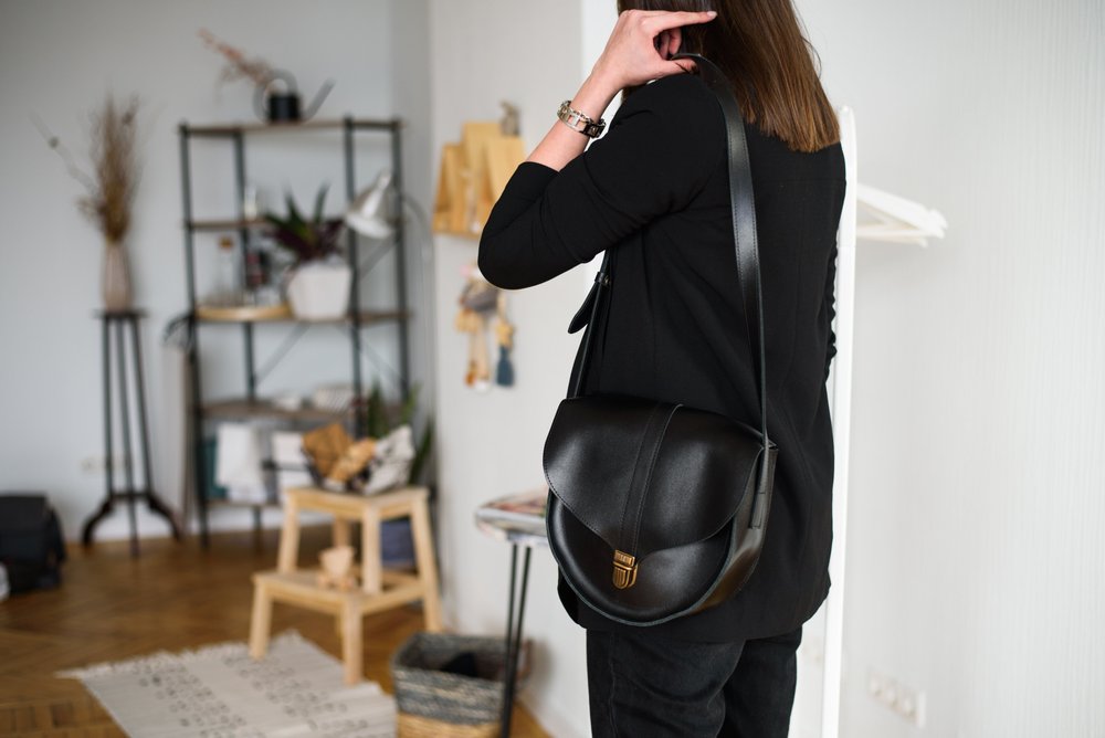 Жіноча напівкругла сумка через плече арт. 615 ручної роботи з натуральної шкіри з ефектом легкого глянцю чорного кольору