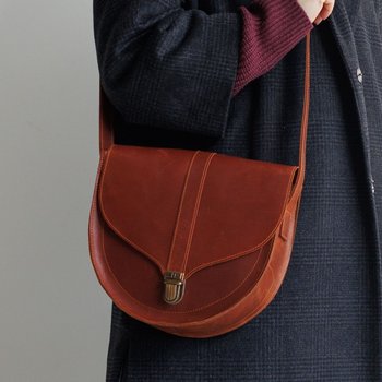 Женская полукруглая сумка через плечо арт. 615 ручной работы из винтажной натуральной кожи коньячного цвета