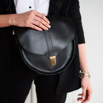 Женская полукруглая сумка через плечо арт. 615 ручной работы из натуральной кожи с эффектом легкого глянца черного цвета