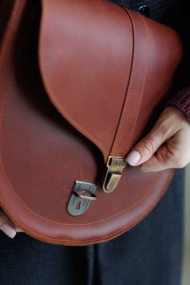 Женская полукруглая сумка через плечо арт. 615 ручной работы из винтажной натуральной кожи коньячного цвета