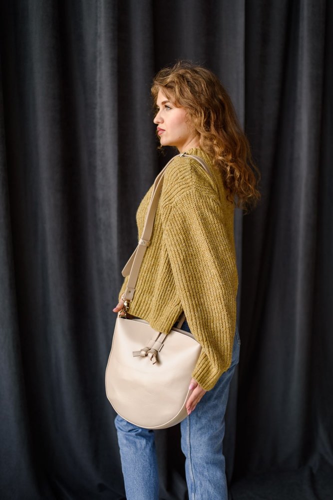 Жіноча сумка через плече ручної роботи арт. Z005 з натуральної шкіри з ефектом легкого глянцю кольору слонової кістки z005_slon_kost Boorbon