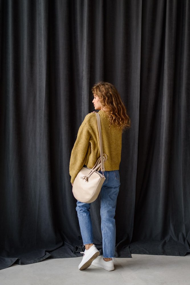 Жіноча сумка через плече ручної роботи арт. Z005 з натуральної шкіри з ефектом легкого глянцю кольору слонової кістки z005_slon_kost Boorbon