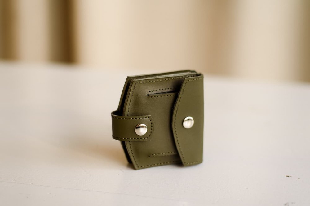 Мініатюрний гаманець ручної роботи арт. 107 із натуральної шкіри із легким матовим ефектом кольору хакі 107_fist Boorbon