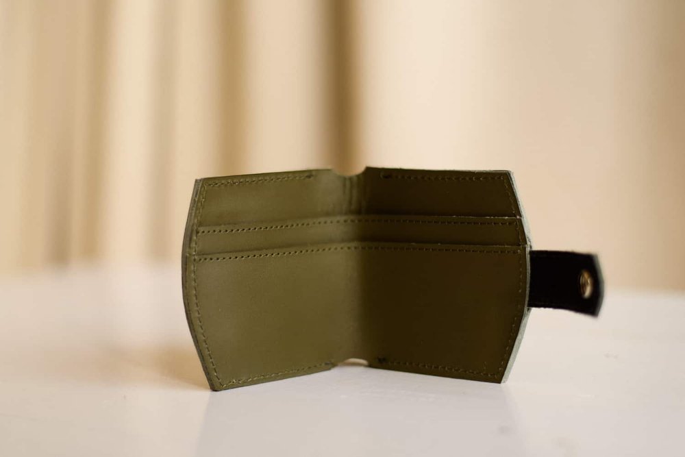 Мініатюрний гаманець ручної роботи арт. 107 із натуральної шкіри із легким матовим ефектом кольору хакі 107_fist Boorbon