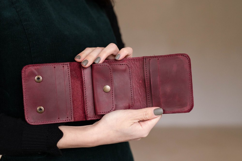 Жіночий гаманець на кнопці ручної роботи арт. 104 бордового кольору з натуральної вінтажної шкіри 104_bordo_crazy Boorbon
