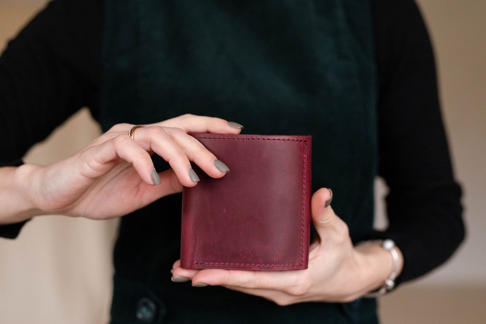 Жіночий гаманець на кнопці ручної роботи арт. 104 бордового кольору з натуральної вінтажної шкіри 104_bordo_crazy Boorbon