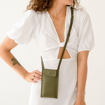 Миниатюрная сумка-чехол для телефона арт.Bali ручной работы из натуральной кожи с легким матовым эффектом зеленого цвета
