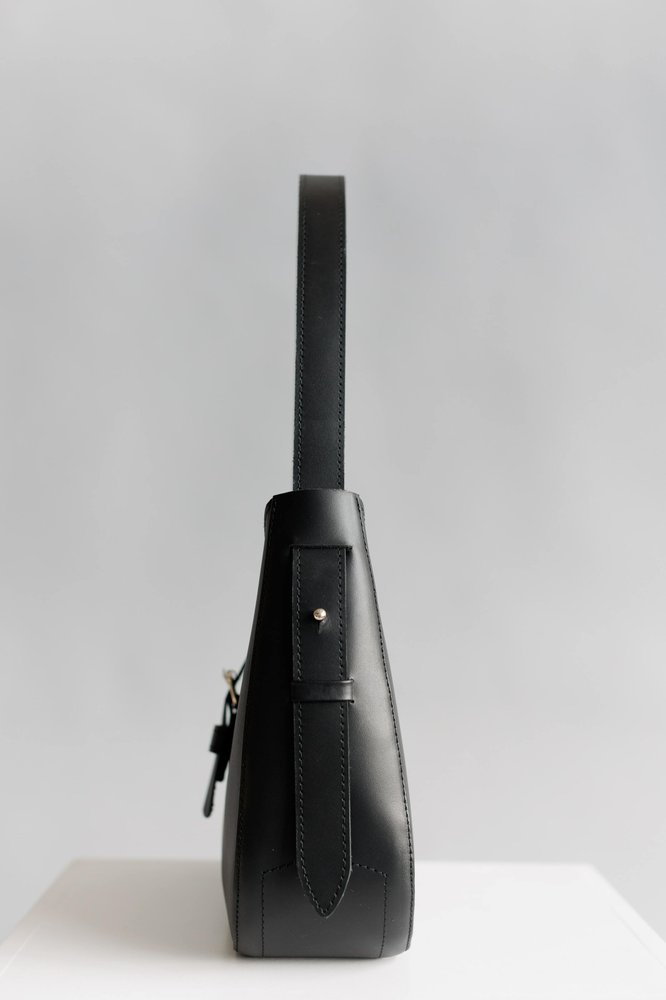 Жіноча сумка-трапеція арт. 641 із натуральної шкіри із легким матовим ефектом чорного кольору